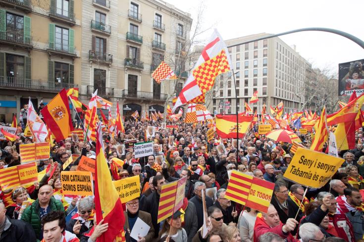 Ισπανία: Χιλιάδες διαδήλωσαν υπέρ της ενότητας της χώρας και κατά της ανεξαρτησίας της Καταλονίας 
